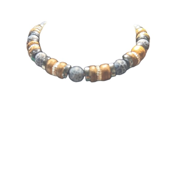 Black and Gold Beaded Bracelet - Picture 2 of 3